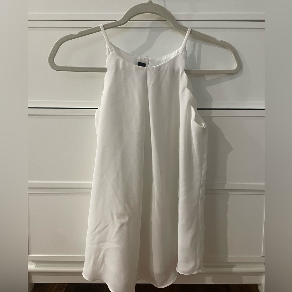 White scalloped top. size XS. BCX